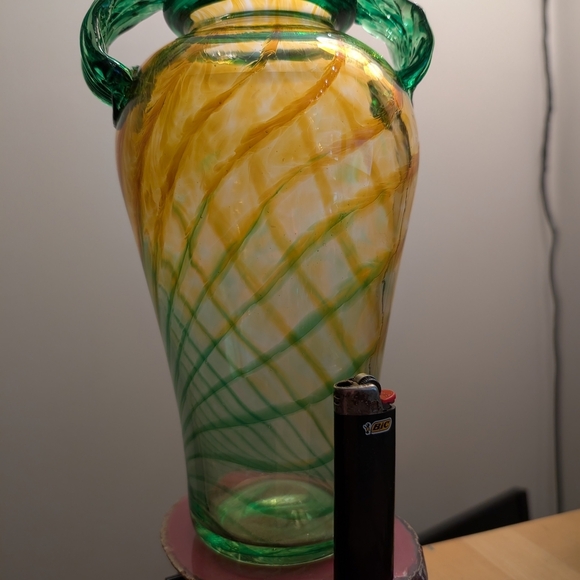 Elegant Green and Yellow Glass Vase - Picture 2 of 4